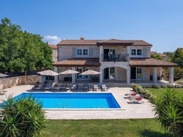 Picturesque Villa in Verteneglio With Pool
