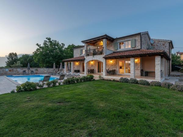 Picturesque Villa in Verteneglio With Pool