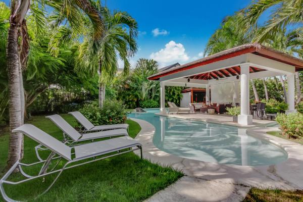 Beautiful Villa with Pool, Gym & Maid, Забронировать Вилла Отели Баваро с бассейном, Бассейн