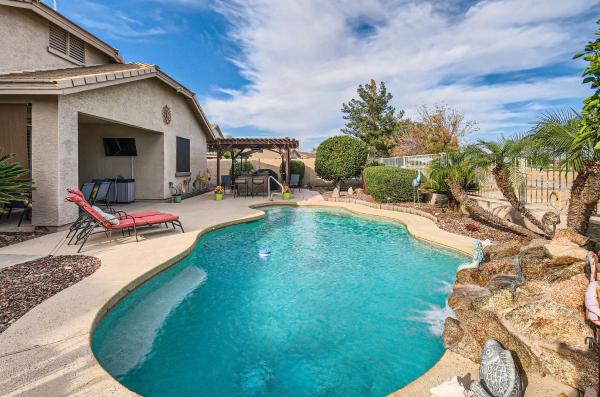 Pool Table and Bar! Family-Friendly Phoenix Retreat