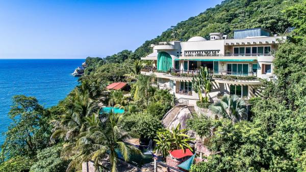 Fully Staffed, Beach frontage Luxury Villa
