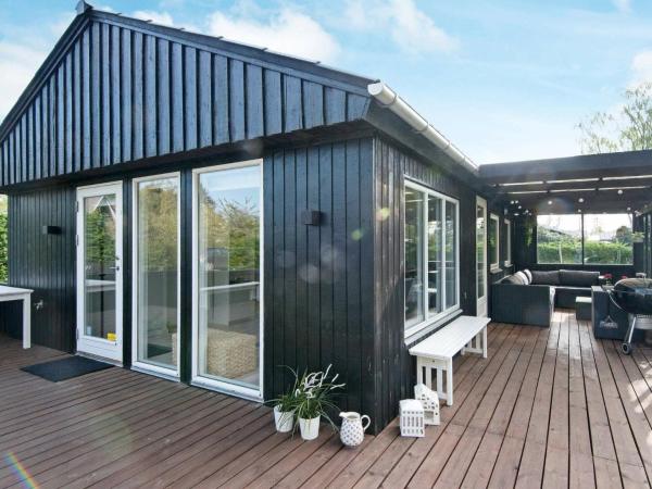 6 Person Holiday Home in Odder-by Traum