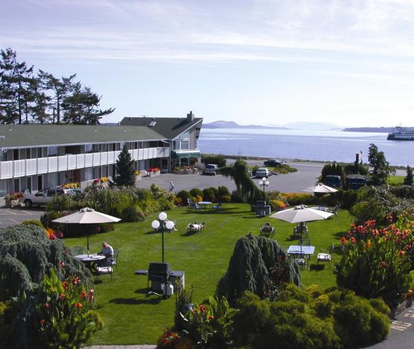 The Cedarwood Inn & Suites