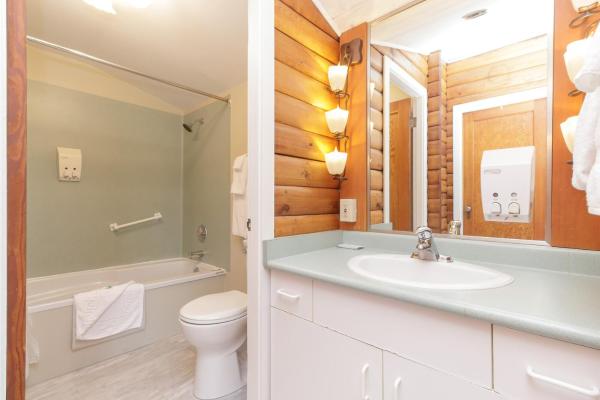 The Cedarwood Inn & Suites