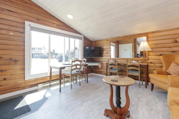 The Cedarwood Inn & Suites