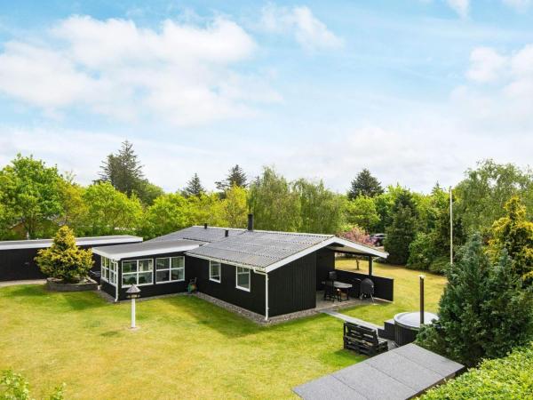 7 person holiday home in Ulfborg-By Traum