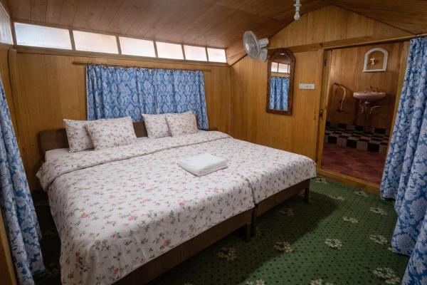 Houseboat In Dallake