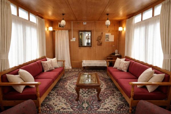 Houseboat In Dallake