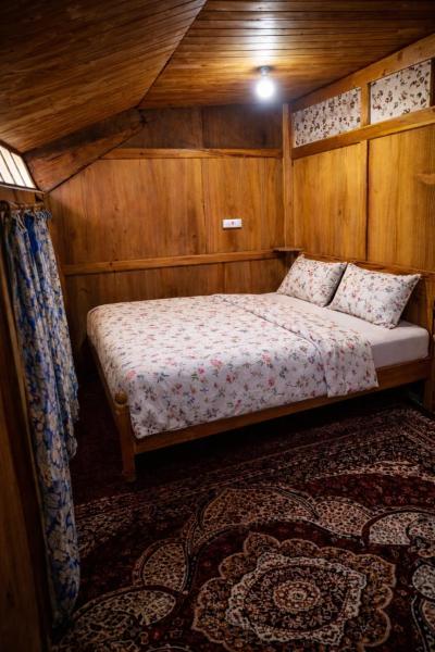 Houseboat In Dallake