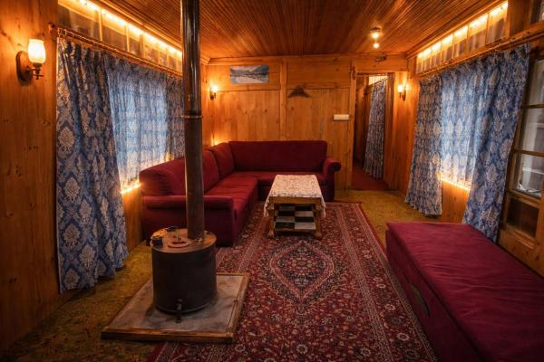 Houseboat In Dallake