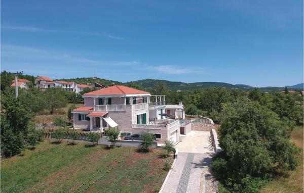 Nice Home In Zrnovnica-Split With Sauna
