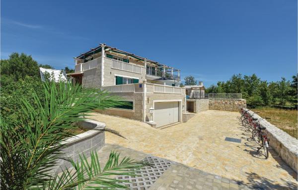 Nice Home In Zrnovnica-Split With Sauna