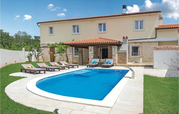 Gorgeous Home In Peruski With Wifi