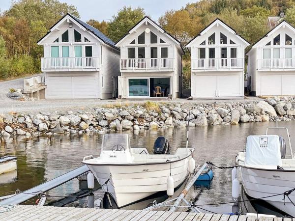 10 person holiday home in Brattvåg