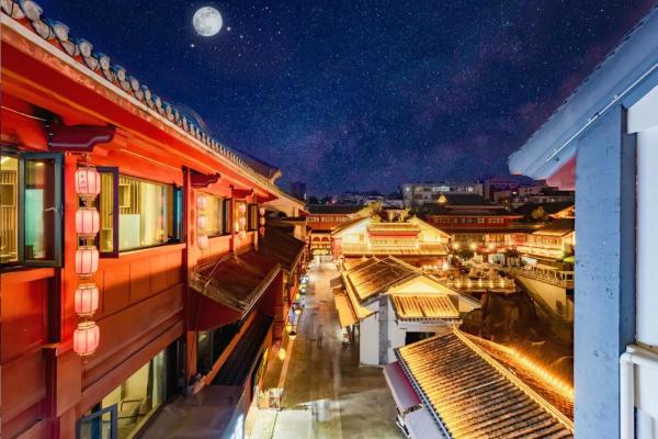 Moonlit Autumn Town Homestay