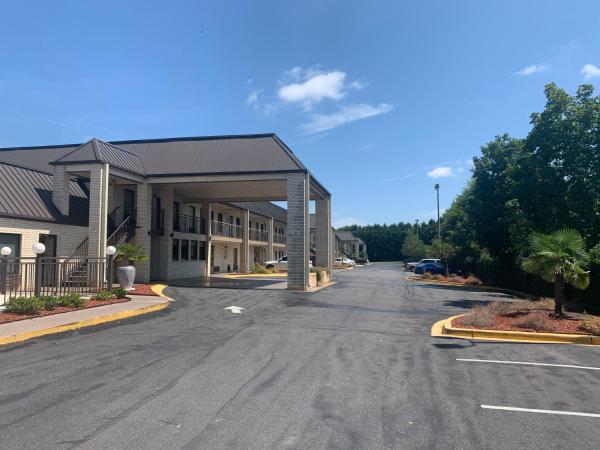 Deluxe Inn & Suites