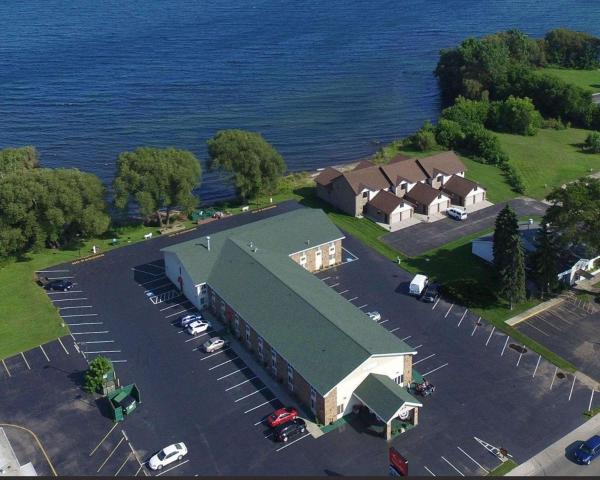 Econo Lodge Menomonie On The Bay