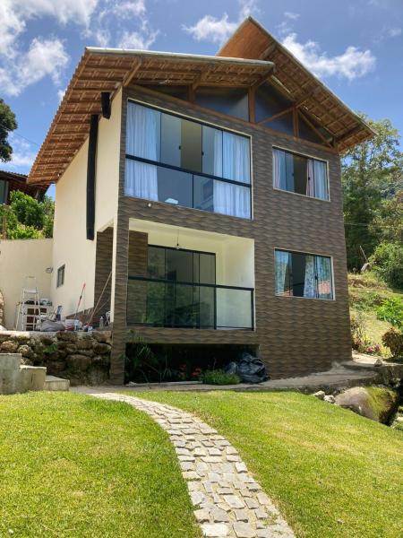 Casa de Campo em Lumiar com corrego ,lareira e churrasqueira, Забронировать Дом для отпуска Отели штата Рио-де-Жанейро с парковкой, Парковка