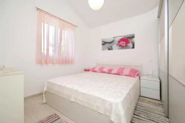 Viki - With Heated Pool - H