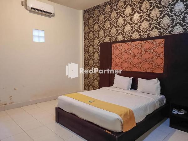 Hotel Puri Yasmin Potowanua Lasusua Mitra RedDoorz, Забронировать Отель Отели South East Sulawesi с парковкой, Парковка