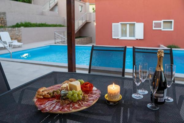 Villa MEDITERRANO Pool & Tavern Mostar, Забронировать Вилла Отели Мостар с парковкой, Парковка