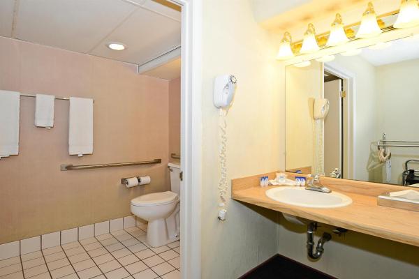 Howard Johnson by Wyndham Saint Joseph Benton Harbor