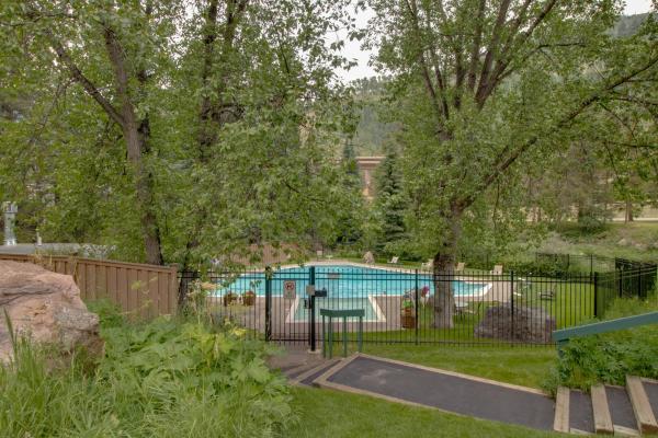 Beautiful East Vail 3 Bedroom Condo w/Hot Tub On shuttle Route.