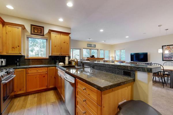 Beautiful East Vail 3 Bedroom Condo w/Hot Tub On shuttle Route.