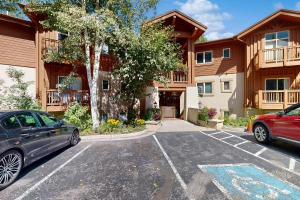 Beautiful East Vail 3 Bedroom Condo w/Hot Tub On shuttle Route.