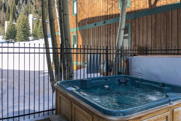 Beautiful East Vail 3 Bedroom Condo w/Hot Tub On shuttle Route.
