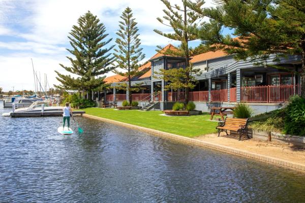 Mariners Cove Waterfront Motel and Apartments
