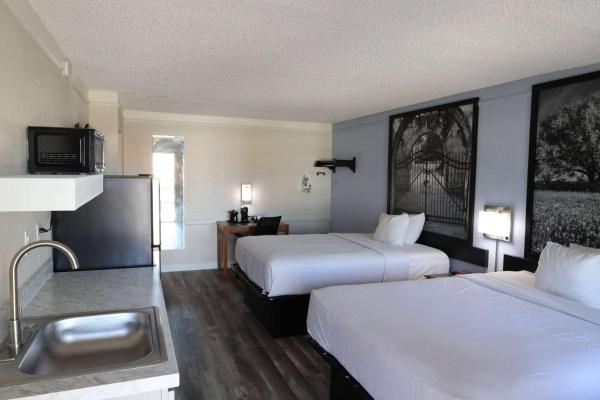 Super 8 by Wyndham Austin South I-35