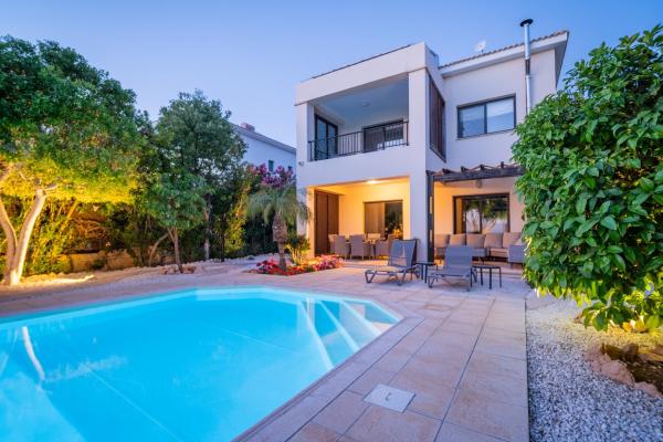 Villa Pontus - stunning views & privacy in beautiful garden with pool & hot tub, Забронировать Вилла Куклия Пафос, рядом с Музей Старого Пафоса