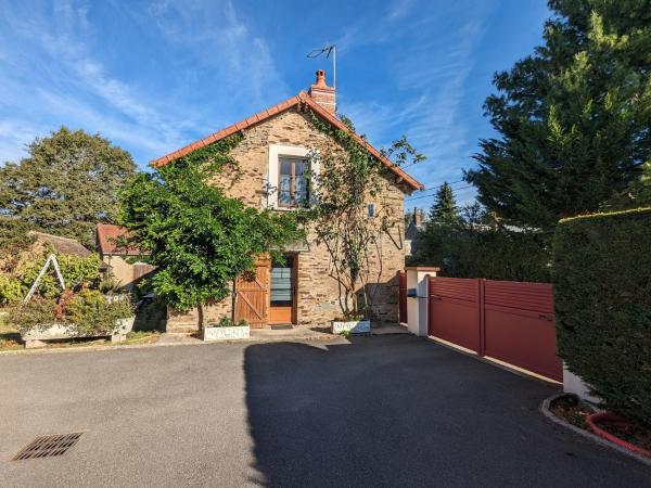 Belle maison en pierre au cœur du Berry avec jardin, terrasse, et activités familiales à proximité - FR-1-591-152, Забронировать Отель Перассе 