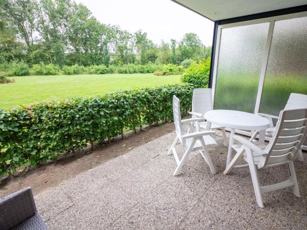 Apartment in Nieuwvliet with Roof Terrace, Garden, Parking