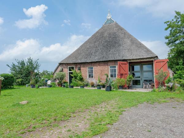 Farmhouse by Lauwers River with Rowing Boat, Забронировать Апартаменты/квартира Burum Фрисландия