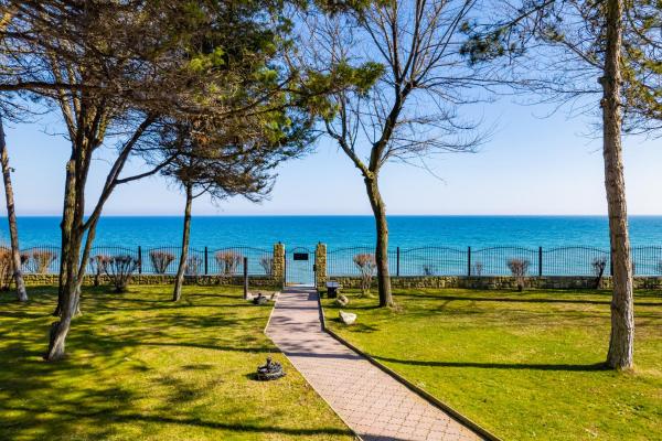 Epico Seafront & Garden Apartments