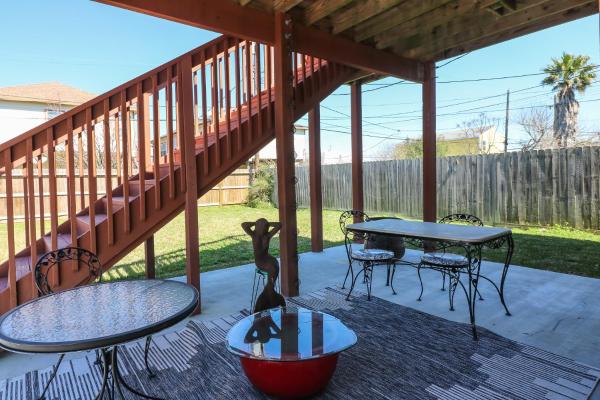 PERFECT location spacious yard coffee bar at this lovely beach home