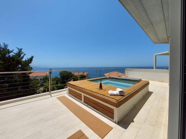 Luxury Seafront Villa with Rooftop Pool & Stunning Sea Views, Забронировать Вилла Отели Фертилия с бассейном, Бассейн