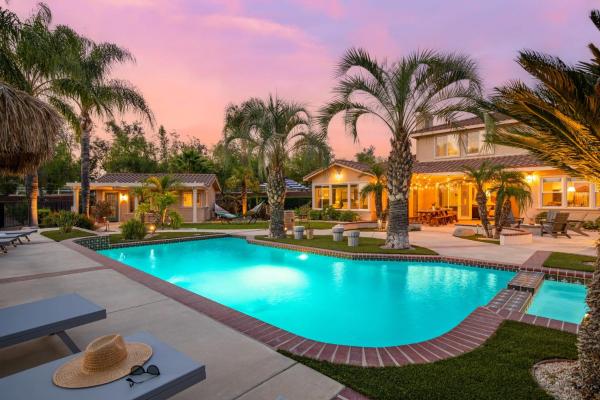 Villa Verdot by Avantstay Spectacular 6 BR Estate w Pool Hot Tub Tennis B-ball Courts