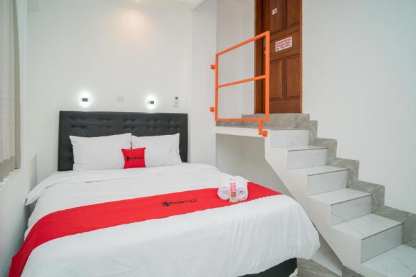 RedDoorz near Stasiun Senen