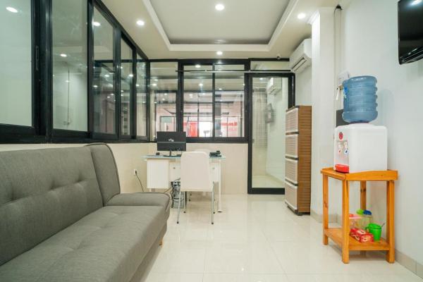 RedDoorz near Stasiun Senen