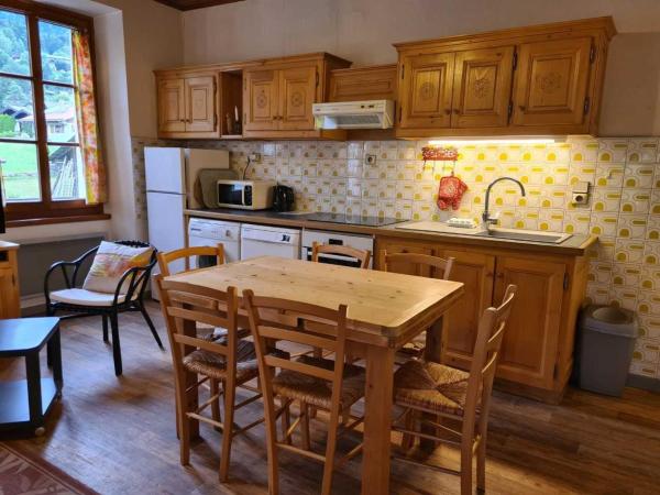 Maison mitoyenne familiale avec 2 appartements - idéal grande famille - FR-1-642-13