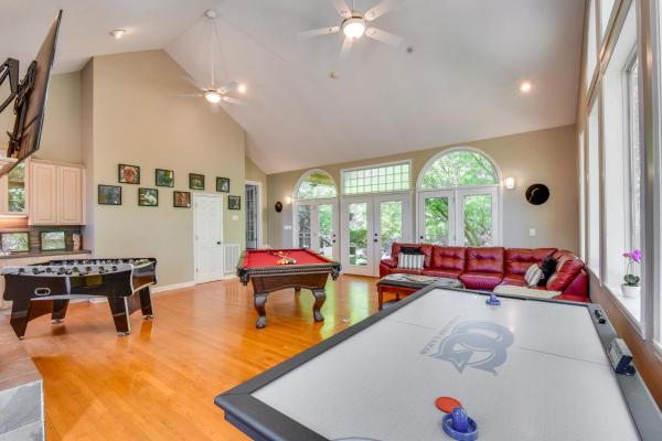 2 Mi to Clemson Central Villa with Deck, Near Lakes