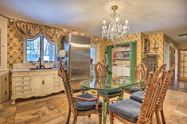 1 Mi to Lake Wallenpaupack Spacious Poconos Villa