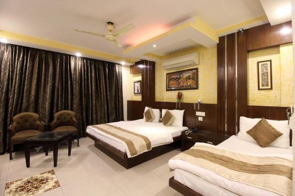 Star view by Hotel Black mooncouple friendly Near Rk ashram Metro