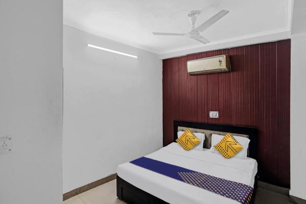 OYO 64749 Royal Residency