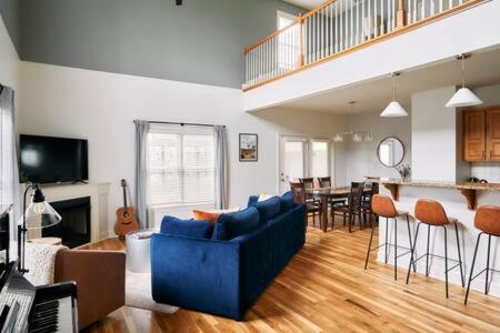 Modern Home next to Vanderbilt Campus with Parking, Screened Porch & Workspace, Walk to Hillsboro Village, Fido & Pancake Pantry, Minutes to Music Row, 12 South & Broadway, Perfect for Families, Friends & University Visits, Забронировать Дом для отпуска Нэшвилл Нэшвилл