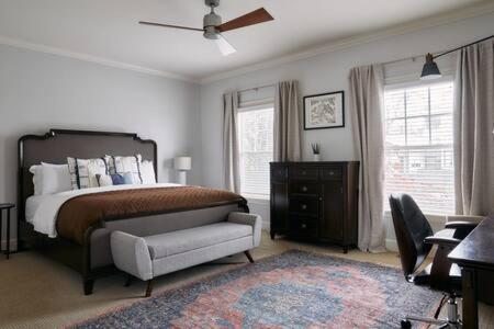 Modern Home next to Vanderbilt Campus with Parking, Screened Porch & Workspace, Walk to Hillsboro Village, Fido & Pancake Pantry, Minutes to Music Row, 12 South & Broadway, Perfect for Families, Friends & University Visits
