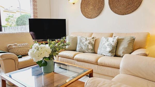 Villa charmosa V3 junto à praia e à Marina de Vilamoura, Забронировать Вилла Отели Куартейра с парковкой, Парковка